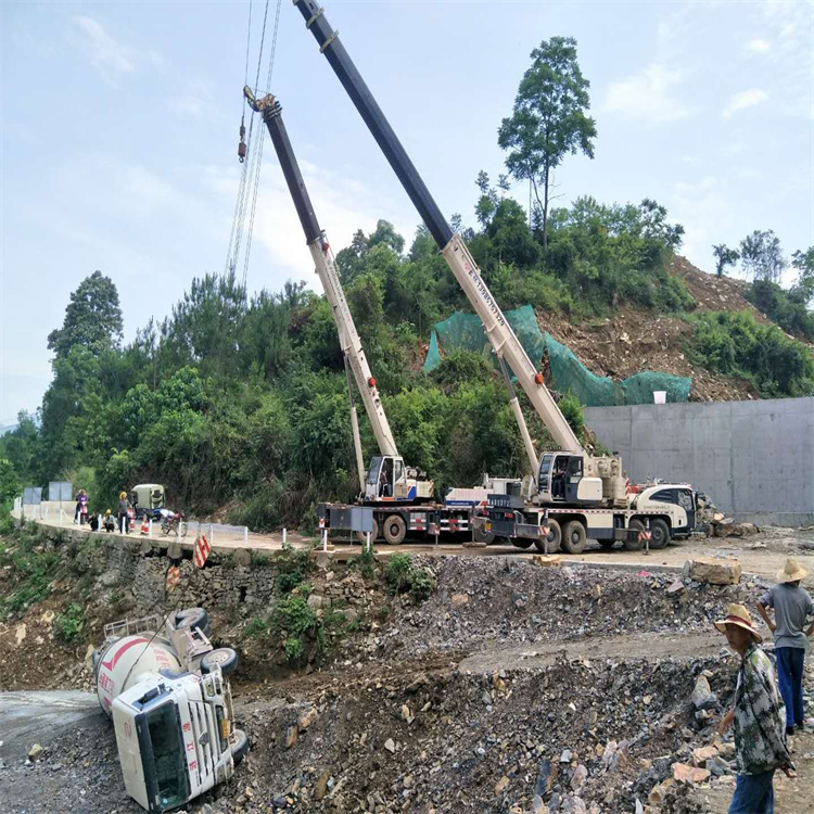禹州汽车掉沟里叫吊车救援要多少钱